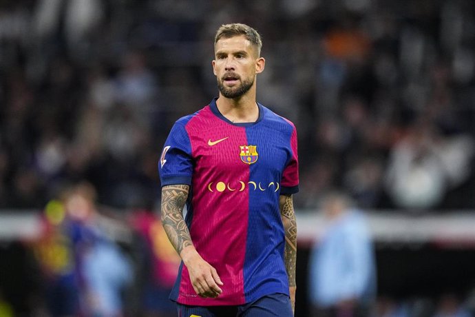 Archivo - Inigo Martinez of FC Barcelona looks on during the Spanish league, La Liga EA Sports, football match played between Real Madrid and FC Barcelona at Santiago Bernabeu stadium on October 26, 2024, in Madrid, Spain.