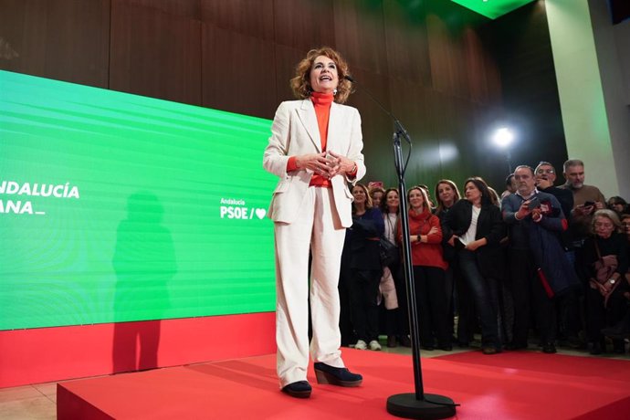 La vicepresidenta primera del Gobierno, ministra de Hacienda y vicesecretaria general del PSOE, María Jesús Montero interviene en el acto de presentación de su precandidatura a la Secretaría General del PSOE-A en Sevilla. (Foto de archivo).