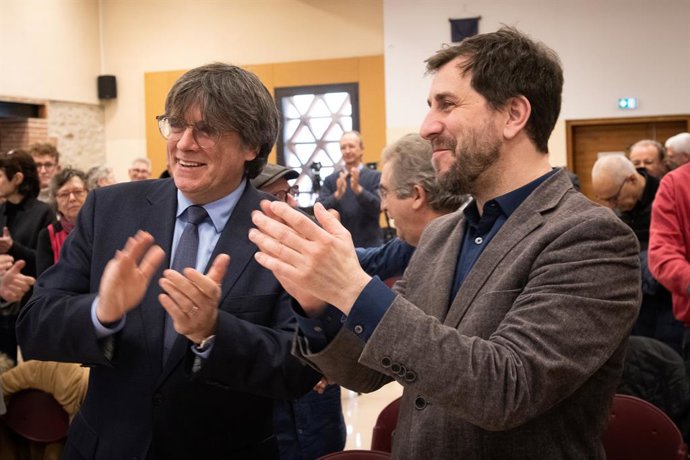 Archivo - El presidente del Consell de la República, Carles Puigdemont (i), y el vicepresidente del Consell de la República y eurodiputado de Junts, Toni Comín (d), durante la constitución de la Asamblea Territorial del Consell de la República, a 2 de m