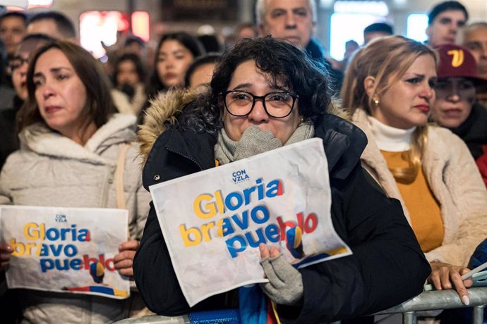 Varias personas lloran tras enterarse de la detención de la opositora María Corina Machado durante la concentración en Madrid