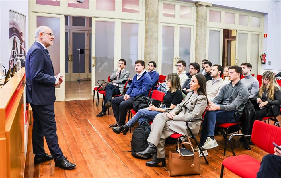 El conseller de Unión Europea y Acción Exterior de la Generalitat, Jaume Duch, en una sesión al alumnado del Programa de Lideratge per a l'Europa del segle XXI de la Acadmia Europea Leadership (AEL) en Barcelona, en la sede de Foment del Treball
