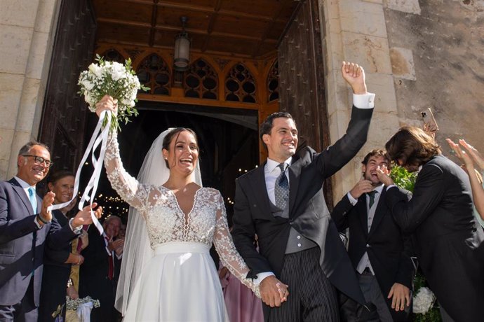 Archivo - Carolina Monje y Álex Lopera salen de la Iglesia de Sant Pere de Begur tras darse el "si quiero" a 07 de Octubre de 2023 en Girona (España).     CAROLINA MONJE;ÁLEX LOPERA;BODA;PAREJA;FAMOSOS; 07/10/2023