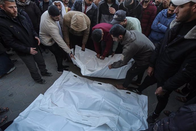 Palestinos en el Hospital Mártires de Al Aqsa, en Deir al Balá, durante el funeral de varios muertos por bombardeos del Ejército de Israel contra la Franja de Gaza (archivo)