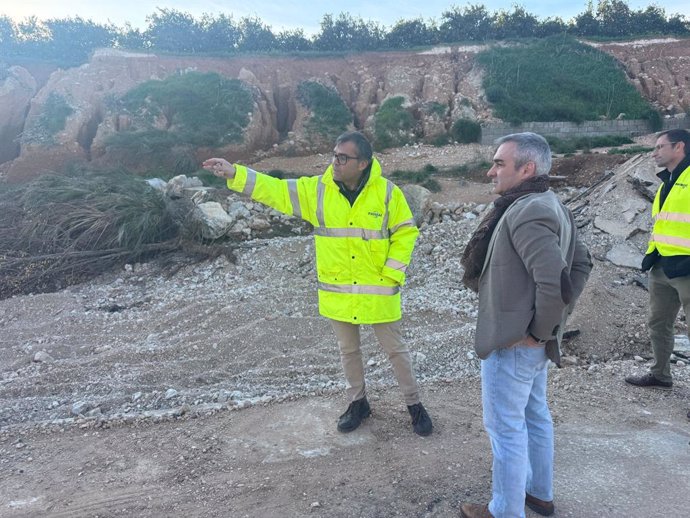 El conseller d'Agricultura, Aigua, Ramaderia i Pesca, Miguel Barrachina, (d) ha visitat les obres de reparació de camins rurals que s'estan duent a terme als municipis valencians d'Alcàsser i Picassent.