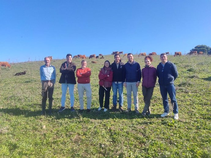 La secretaria general de Familias de la Junta de Andalucía, Concha Cardesa, en una visita a la finca familiar 'Pajaretillo' en la localidad gaditana de San José del Valle.