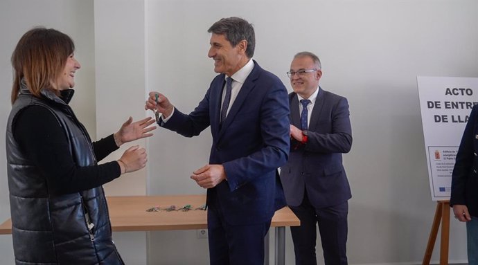 Entrega de llaves de nuevas viviendas protegidas con el delegado del Gobierno en Andalucía, Pedro Fernández, y el alcalde de Baza, Pedro Justo Ramos, al fondo en la imagen