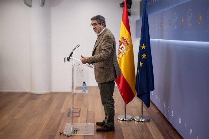 El portavoz del PSOE, Patxi López, durante una rueda de prensa posterior a la Junta de Portavoces, en el Congreso de los Diputados, a 17 de diciembre de 2024, en Madrid (España).