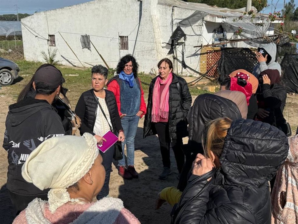La presidenta del Grupo Parlamentario de Adelante Andalucía, Maribel Mora, durante su visita al asentamiento de Lucena que fue afectado por un incendio el 28 de diciembre de 2024.