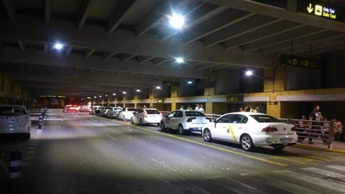 Archivo - Taxis en el aeropuerto de Sevilla