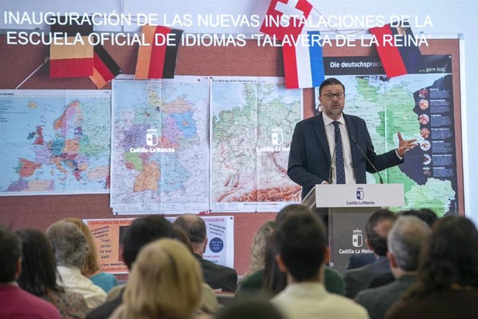 El consejero de Educación Amador Pastor en Talavera de la Reina en las nuevas instalaciones de la Escuela Oficial de Idiomas.