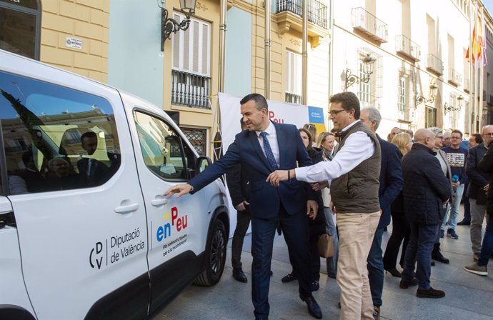 La Diputació de València lliura 43 vehicles als municipis afectats per la dana