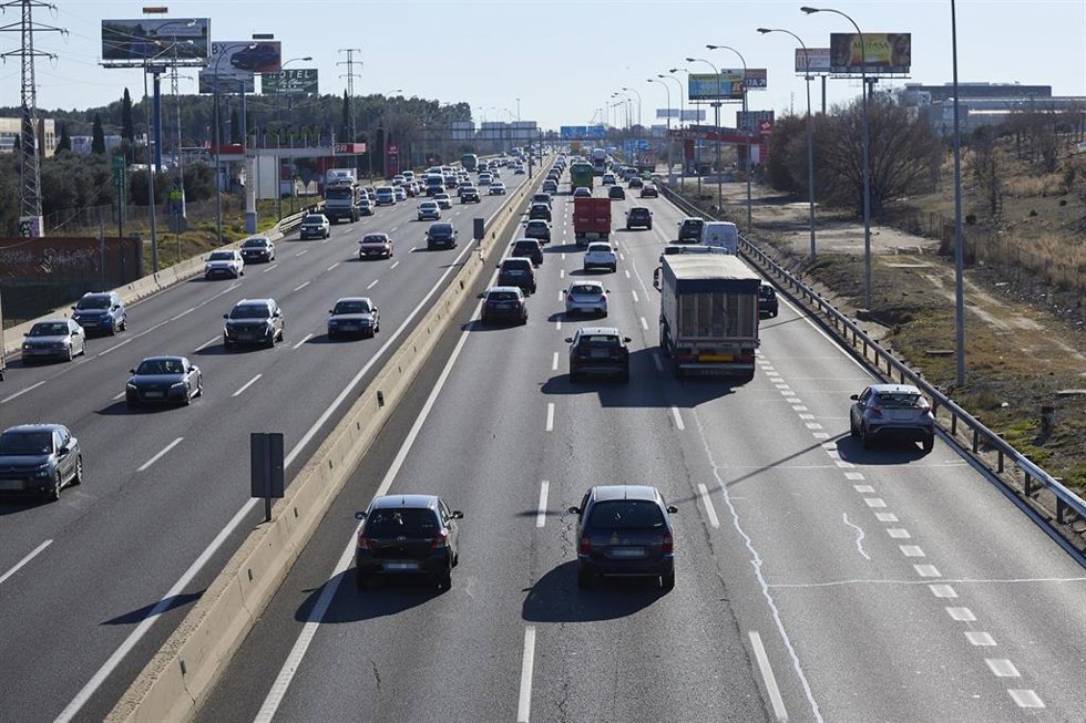 Decenas de coches en la A-4, a 27 de diciembre de 2024, en Madrid (España). La segunda fase del dispositivo especial de la DGT con motivo de las fiestas navideñas comienza hoy, 27 de diciembre, y se prolongará hasta la medianoche del miércoles 1 de ener