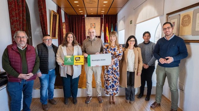 La delegada territorial de Inclusión Social, Juventud, Familias e Igualdad en Málaga, Ruth Sarabia, ha entregado este al alcalde del municipio malagueño de Archidona, Manuel Almohalla, junto a la coordinadora del IAJ, Alba Ortiz