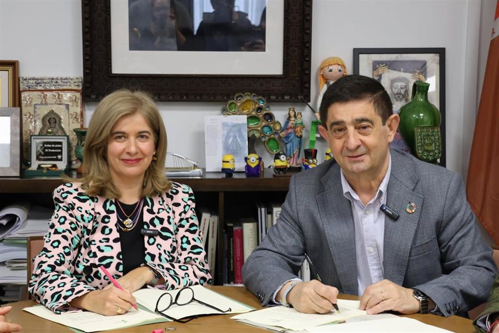 Antonia Olivares y Francisco Reyes.