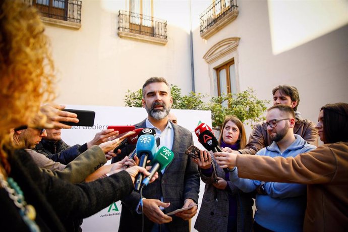 El consejero de Agricultura, Pesca, Agua y Desarrollo Rural, Ramón Fernández-Pacheco, atiende los medios de comunicación en Almería.