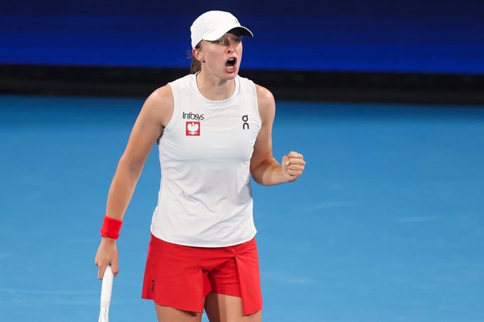 02 January 2025, Australia, Sydney: Iga Swiatek of Team Poland celebrates winning a game in the second set in her women's singles quarter-final match against Katie Boulter of Team Great Britain during day seven of the 2025 United Cup at Ken Rosewall Arena