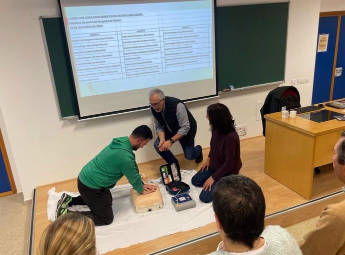 El servicio de Urgencias del Hospital de Valme forma a las familias ante posibles paradas cardiorrespiratorias.