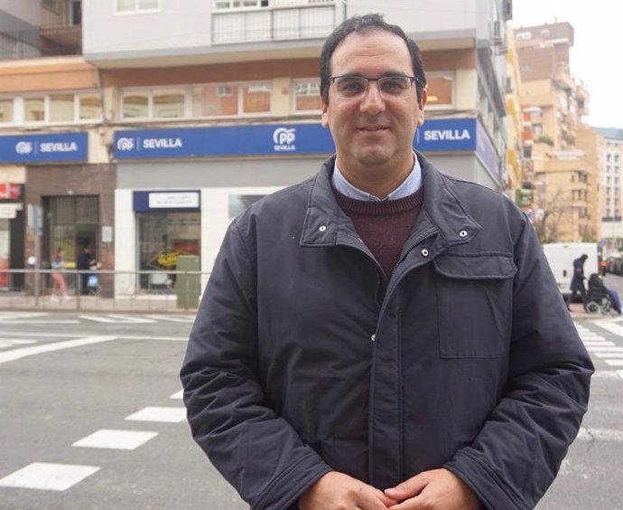 Martín Torres ante la sede provincial del PP