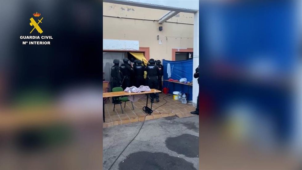 Momento en el que agentes de la Guardia Civil realizan las detenciones de los dos hombres relacionados con el asesinato de un joven danés en Corralejo (Fuerteventura)