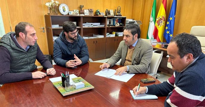 El delegado de Sostenibilidad y Medio Ambiente, Pedro Yórquez, mantiene una reunión con el alcalde de Rociana del Condado, Francisco Pérez Picón, y el concejal de Agricultura y Medio Ambiente, Serafín Fuentes.