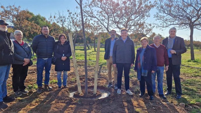 El teniente de alcalde y regidor de Medio Natual del Ayuntamiento de Palma, Llorenç Bauzà, asiste a la plantación de arbolado en Nou Llevant.