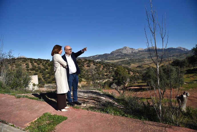 La delegada del Gobierno andaluz en Málaga, Patricia Navarro, ha realizado una visita institucional al municipio malagueño de Casabermeja, donde ha sido recibida por su alcalde, Pedro Hernández