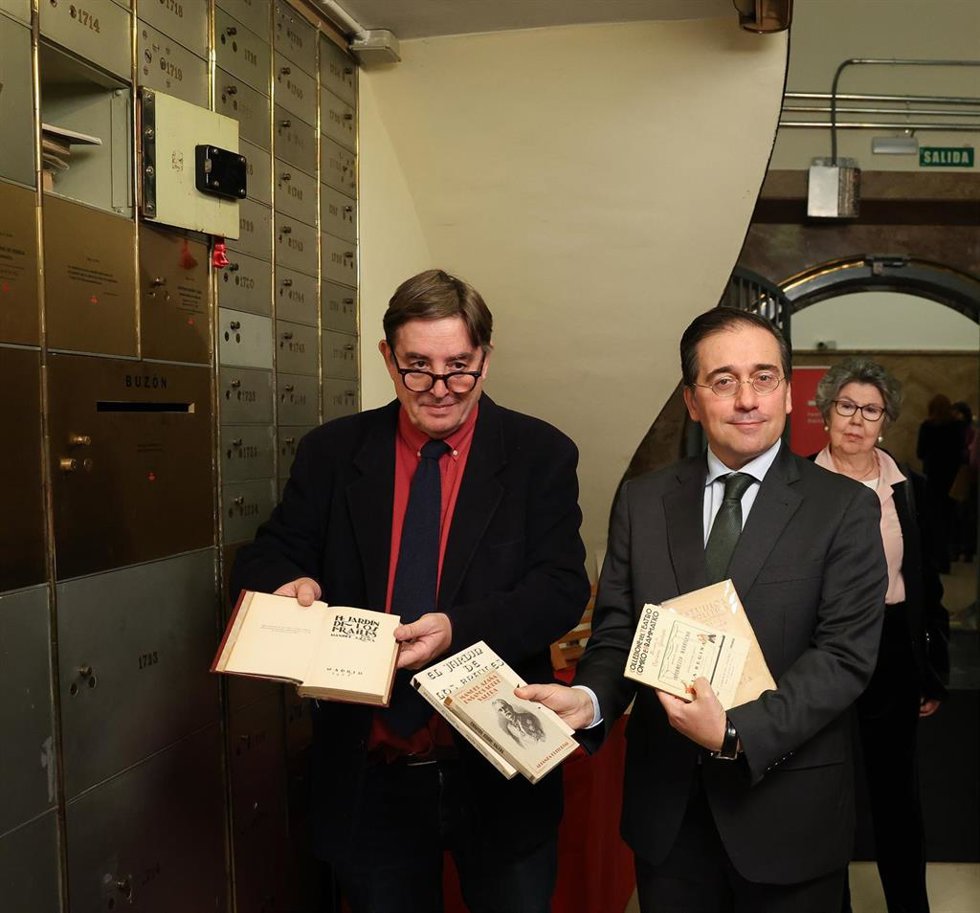 El director del Instituto Cervantes, Luis García Montero (i) y el ministro de Asuntos Exteriores, Unión Europea y Cooperación, José Manuel Albares (d), durante el acto de entrega del legado in memoriam del político y escritor Manuel Azaña a la Caja de