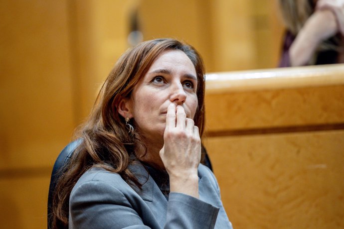 La ministra de sanidad, Mónica García, durante una sesión de control al Gobierno, en el Senado, a 17 de diciembre de 2024, en Madrid (España).