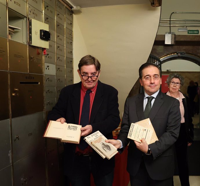 El director del Instituto Cervantes, Luis García Montero (i) y el ministro de Asuntos Exteriores, Unión Europea y Cooperación, José Manuel Albares (d), durante el acto de entrega del legado ‘in memoriam’ del político y escritor Manuel Azaña a la Caja de l