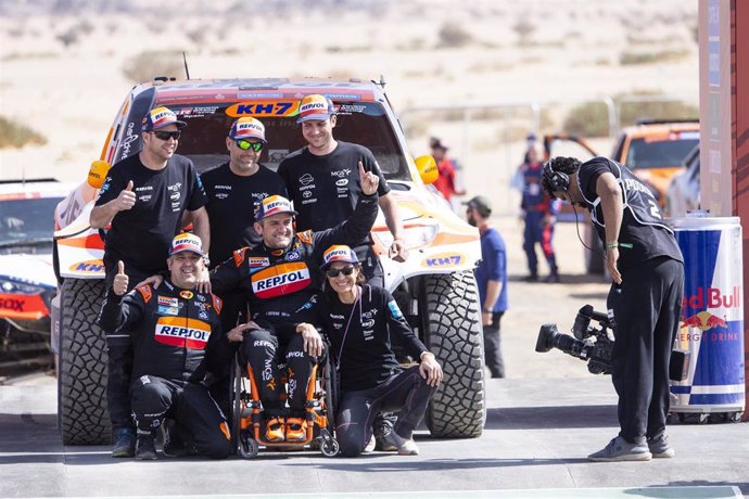 Isidre Esteve junto al equipo del Repsol Toyota Rally Team antes de la salida del Dakar 2025