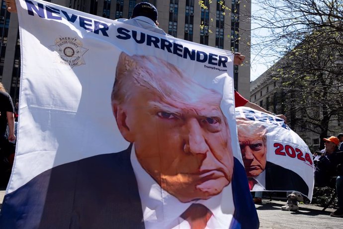 Archivo - April 15, 2024, New York, Ny, United States: Two men holding large Trump banners, one says ''Never Surrender'' the other says ''Trump 2024'' Trump supporters gathered across from the courthouse where jury selection begins for the trial of former