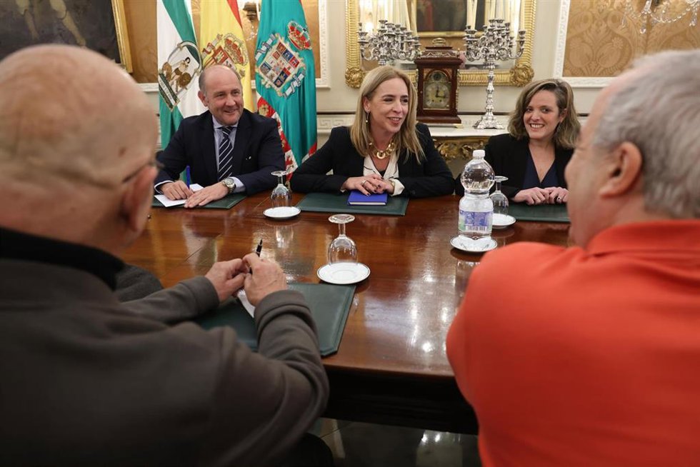 La presidenta de La Diputación de Cádiz, Almudena Martínez, preside al reunión del grupo de trabajo para desarrollar proyectos que den protagonismo a la provincia en el X Congreso de la Lengua Española en Perú. 