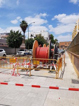 Archivo - Endesa refuerza la red de media tensión del barrio de Bami.