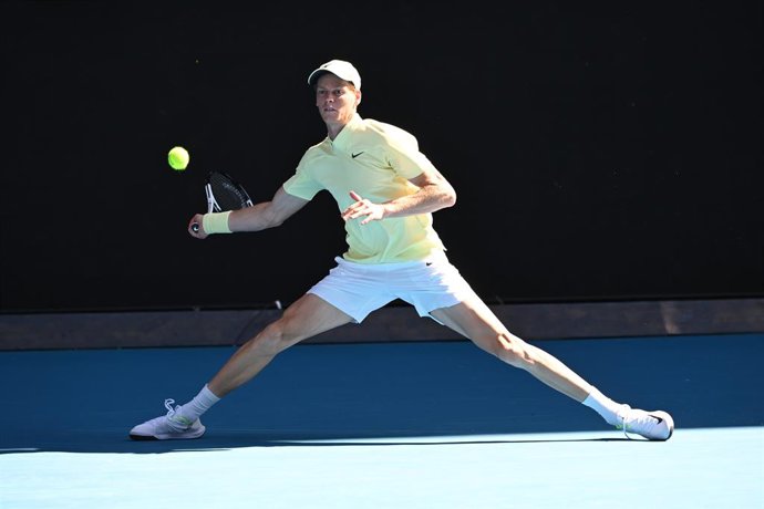 07 January 2025, Australia, Melbourne: Italian tennis player Jannik Sinner plays a shot during the charity match between against Australian tennis player Alexei Popyrin at Rod Laver Arena in Melbourne. Photo: James Ross/AAP/dpa