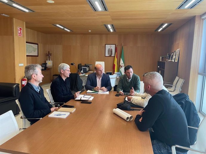 El subdelegado de la Junta de Andalucía en el Campo de Gibraltar, Javier Ros, y el delegado territorial de Sostenibilidad y Medio Ambiente en la provincia de Cádiz, Óscar Curtido, en una reunión con la Asociación Biodiversidad Laguna Huerta de la Pilas.