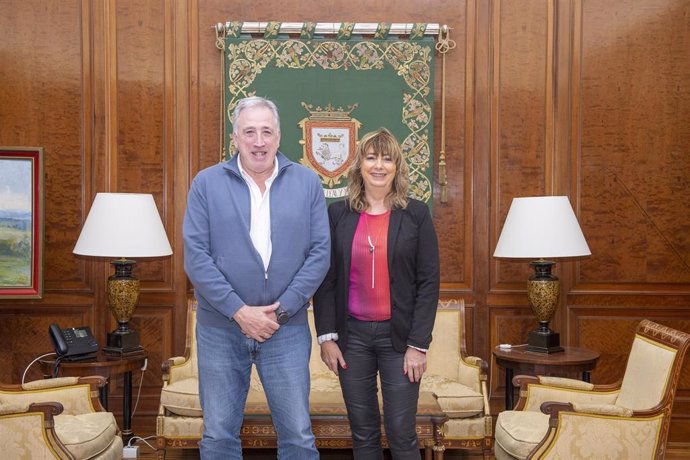 El alcalde de Pamplona, Joseba Asiron, y la vicepresidenta segunda y consejera del Gobierno de Navarra, Ana Ollo.