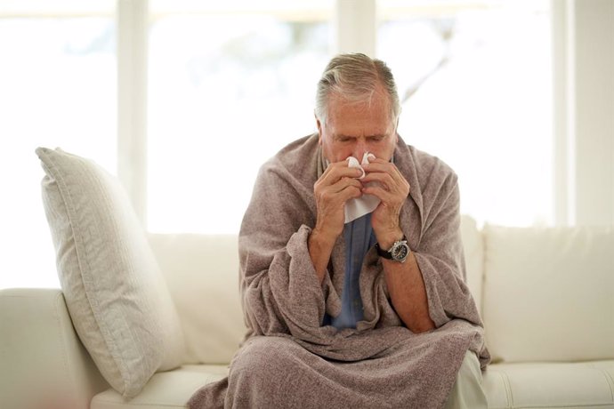 Archivo - Imagen de archivo de un hombre con gripe.