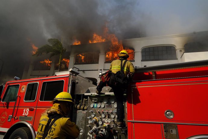 January 9, 2025, Pacific Palisades, California, USA: Firefighters continued to battle the intense fire in Pacific Palisades, California daily with High Santa Ana winds reaching up to 85 miles an hour. Five major wildfires raging across Los Angeles County,