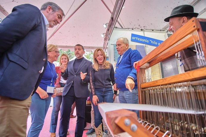 El alcalde de Santa Cruz de Tenerife, José Manuel Bermúdez, y la presidenta del Cabildo de Tenerife, Rosa Dávila (en el centro), en una visita a un stand en una feria