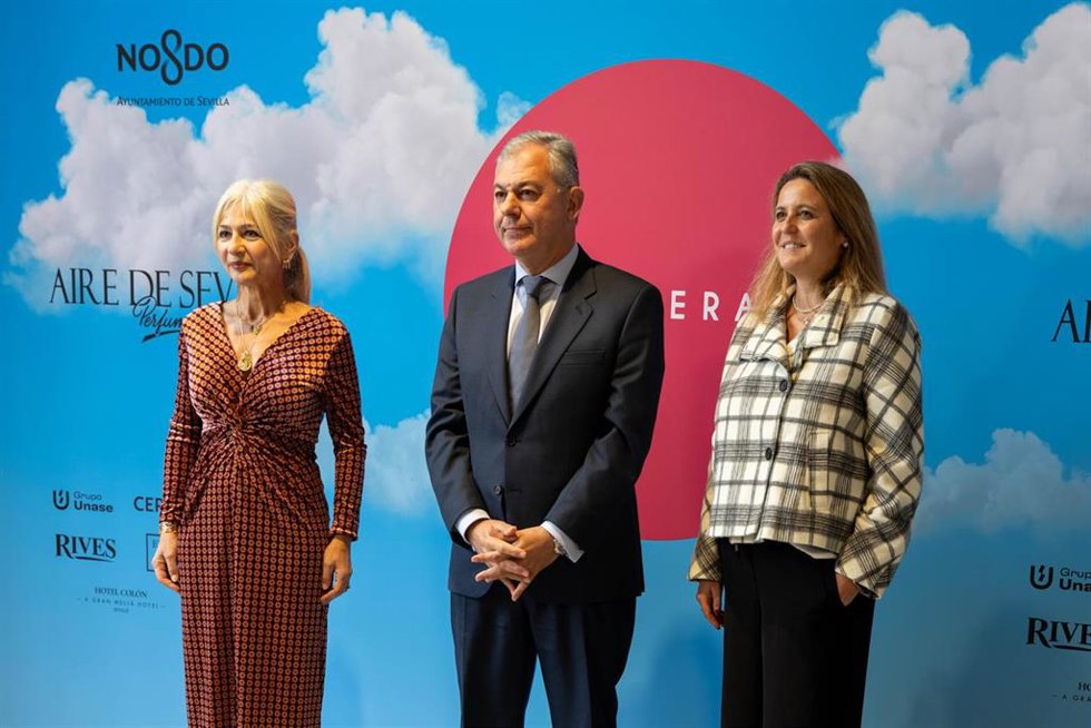 Sanz valora la creatividad de la diseñadora Rocío Peralta en la presentación de su colección inspirada en Dalí