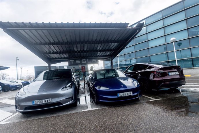 Varios coches Tesla en el concesionario de Pozuelo de Alarcón, a 9 de enero de 2025, en Madrid (España). El Tesla Model 3 fue el coche más vendido de España el año pasado. Obtuvo este primer puesto producto de las 11.043 matriculaciones de esta berlina co