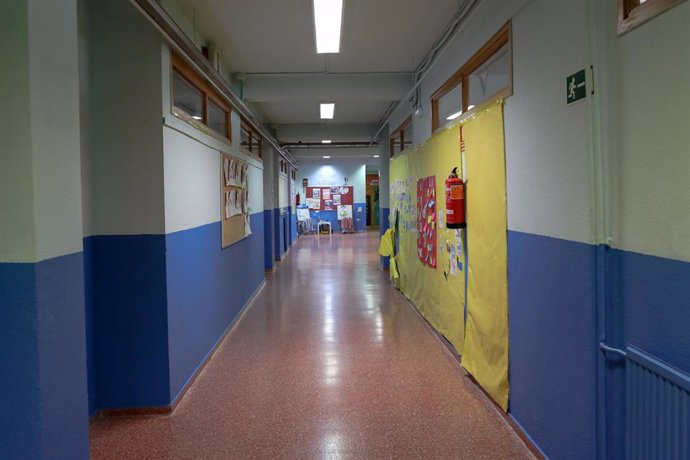 Archivo - Pasillo totalmente vacío de un colegio