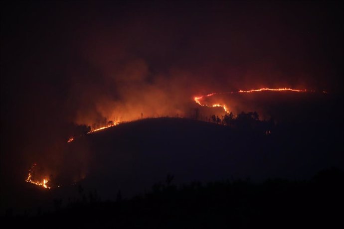 Archivo - Un incendio forestal, a 18 de agosto de 2023, en Palas de Rei, Lugo, Galicia (España). 