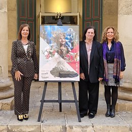 La secretaria autonómica de Cultura, Pilar Tébar, la subdirectora del Teatro Principal, María Dolores Padilla, y la directora regional de Alicante Centro-Banco Sabadell, Ana Ponsoda, en la presentación de la programación del Teatro Principal de Alicante