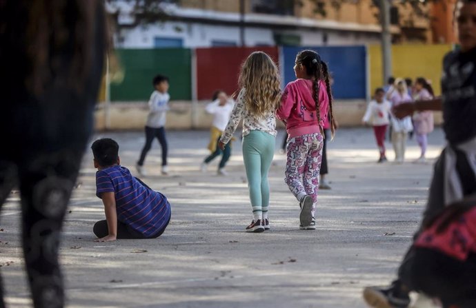 Archivo - Varios niños en el patio de un colegio.