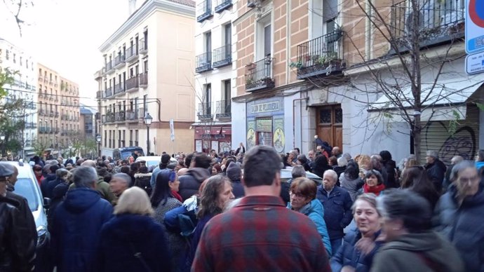 Centenares de personas en la concentración de Lavapiés para apoyar a Irene Montero: "Desokupa a la basura"