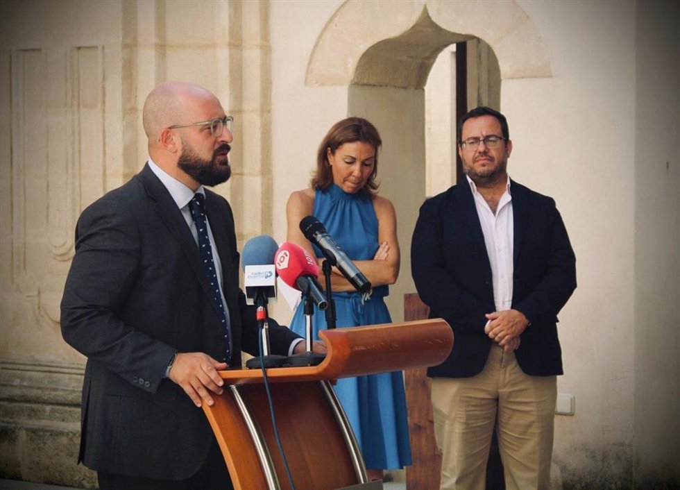 El alcalde de El Puerto, Germán Beardo, inaugurando una exposición en El Hospitalito, en una imagen de archivo.