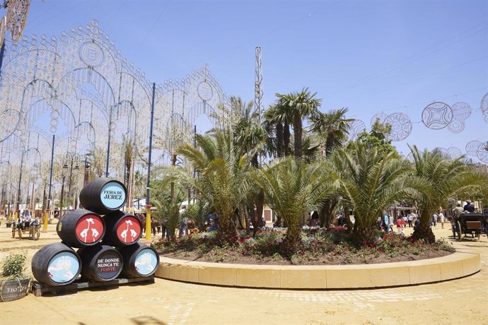 Archivo - Detalle de una de la rotondas con los barriles de vino durante la Feria de Jerez de la Frontera.