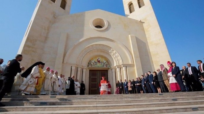 Celebración con motivo de la inauguración de la iglesia del Bautismo de Jesús en al-Maghtas (Jordania).