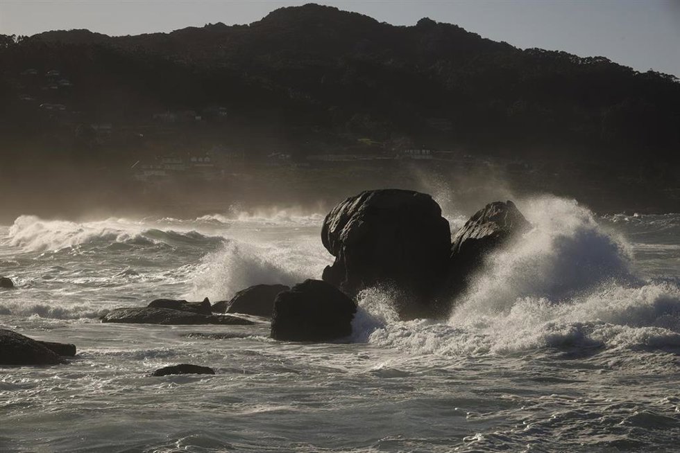 Oleaje en la costa, a 23 de diciembre de 2024, en Baiona, Pontevedra, Galicia (España).